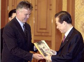 Ex-S. Korean soccer coach Hiddink meets with President Kim